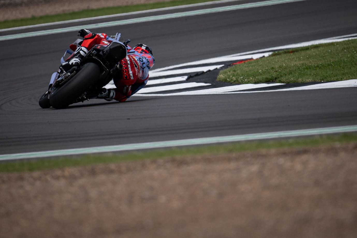 Marc Marquez Gresini Racing di pertandingan Silverstone 2024 saat tikungan